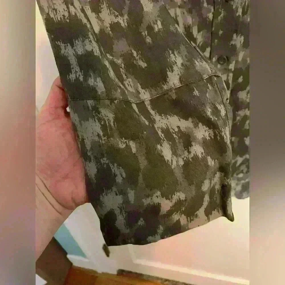 Cloth & Stone Button down Shirt Grey Animal Print Abstract Womens Size Medium - Picture 5 of 8